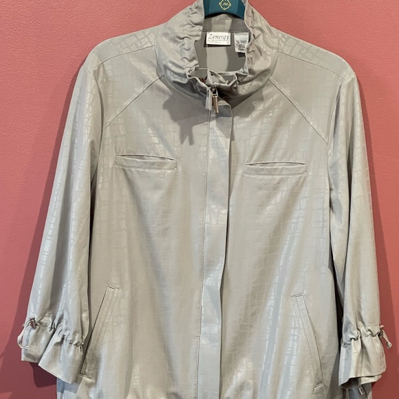 Chicos Zenergy Zip Jacket Pretty shadeGray Metallic animal print￼ Sz 2 Gorgeous - Picture 1 of 10